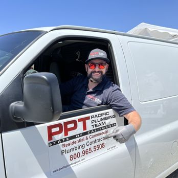 Equipo Pacific Plumbing: Expertos en Fontanería y Reparaciones en la Costa del Pacífico