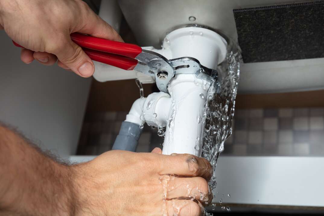 Cómo reparar una fuga de agua: guía rápida de fontanería para arreglar gotas y evitar daños